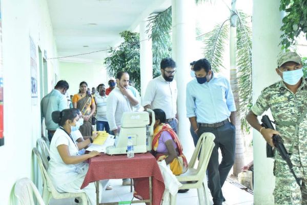 लाइफ लाइन एक्सप्रेस में मिल रही सुविधाओं का कलेक्टर ने लिया जायजा