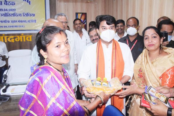 महिला समूह के बनाए पापड़-तेल सिंधिया को भेंट