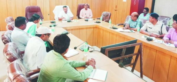 प्राकृतिक आपदा से बचाव व सुरक्षा के संबंध में कलेक्टर ने ली बैठक