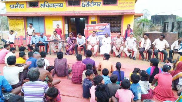 पुलिस जन चौपाल में शिकायतों के समाधान के साथ लोगों को किया जागरूक