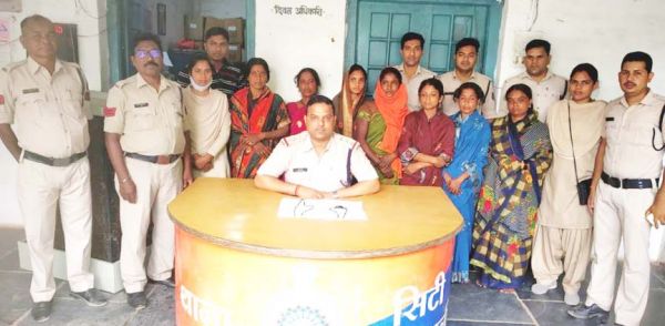 भीड़ में घुसकर लॉकेट