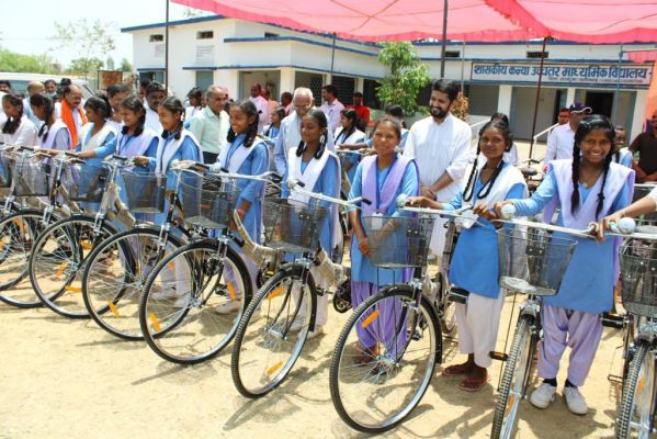 आदित्येश्वर ने छात्राओं की जानी जिज्ञासा, कई मुद्दों पर की बात, छात्राओं को साइकिल वितरित