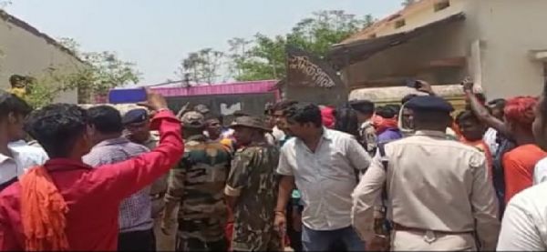 पुलिस और बाउंसरों के दम पर कराई जन-सुनवाई, दर्जन भर गांवों के विरोध की प्रशासन ने नहीं की परवाह