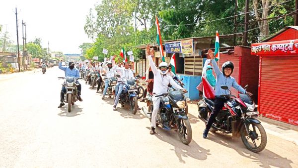 हड़ताली मनरेगा कर्मियों ने तिरंगा लेकर निकाली रैली