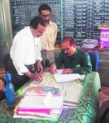 गैरहाजिर शिक्षकों का काटा वेतन, दिए सख्त निर्देश