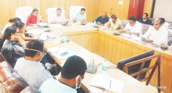 गौठानों का निरीक्षण कर सात दिन में मांगी रिपोर्ट कलेक्टर ने ली समय सीमा की बैठक