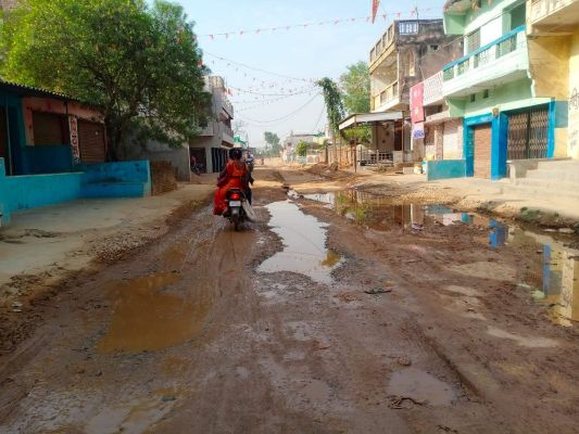 अधूरा सडक़, कई जगह उखडऩे लगी