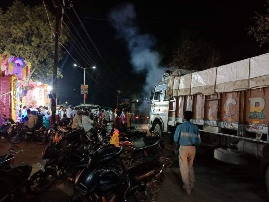 मांगलिक भवन के सामने सडक़ के दोनों ओर रोज लग रहा जाम