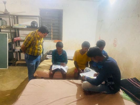 छात्रावास के बच्चों ने कहा- फुटबॉल खेलना पसंद है