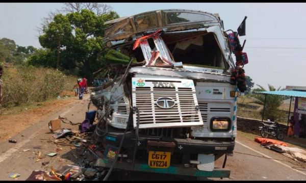 ट्रक और टिप्पर में टक्कर, चालक गंभीर