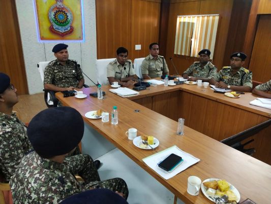  नक्सल क्षेत्रों के थानेदारों को मुस्तैद रहने एसपी की नसीहत