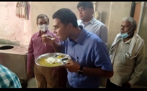 कलेक्टर ने चखा जिला अस्पताल का भोजन, दो अनुपस्थित चिकित्सकों का नोटिस