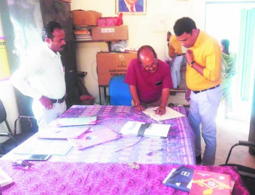 डीईओ ने स्कूलों का किया निरीक्षण, नगधा के सभी शिक्षक निर्धारित समय पर अनुपस्थित, विद्यार्थी विद्यालय परिसर में खेल रहे थे