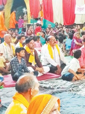 भागवत कथा सुनने पहुंचे जिला पंचायत अध्यक्ष