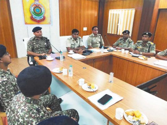 नक्सल क्षेत्रों के थानेदारों को मुस्तैद रहने एसपी की नसीहत