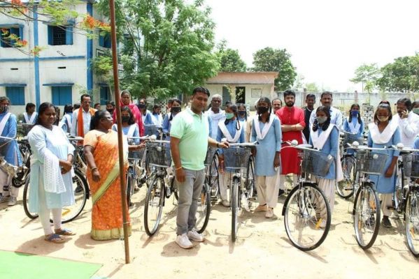 छात्राओं को मिली साइकिल