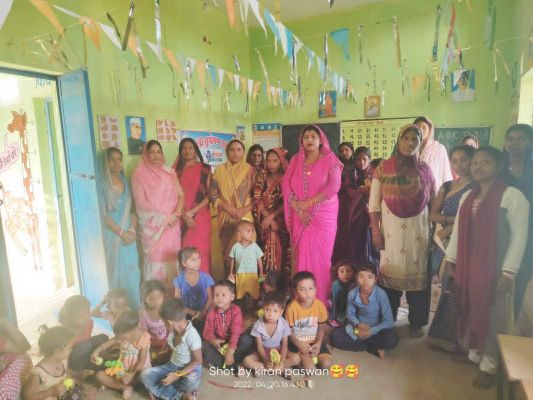 भाजपा महिला मोर्चा ने आंबा केंद्रों में बच्चों को खिलौना व महिलाओं को बांटे खाद्य सामान