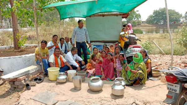 चिलचिलाती धूप में पेयजल संकट, महिलाओं ने दिया धरना