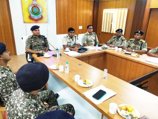 नक्सल क्षेत्रों के थानेदारों को मुस्तैद रहने एसपी की नसीहत