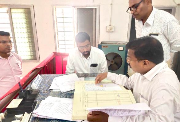 कार्यालय में बिना सूचना अनुपस्थिति पर निलंबित