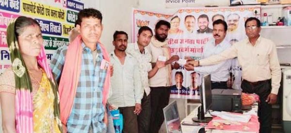 मजदूरों को श्रम कार्ड वितरित