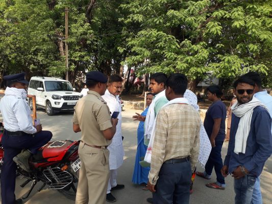 पार्किंग शुल्क के लिए वाहन रोकने से नाराज हुए पार्षद, वाहन को बीच सडक़ पर खड़ा कर किया विरोध