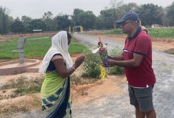 सरगुजा के गौठान देखने अमरीका से पहुंचे जोसेफ