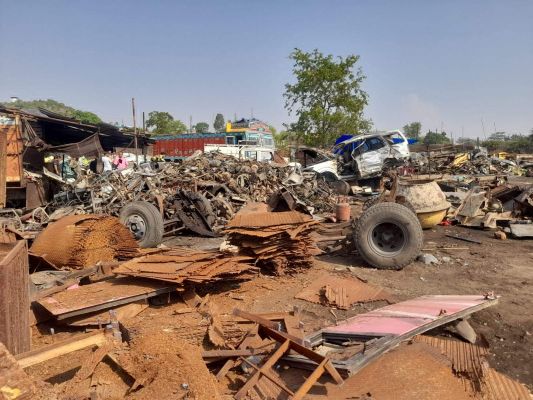 कबाड़ी के नवागढ़-कंठी गोदाम में छापा, सैकड़ों वाहन के कटे इंजन व पाट्र्स मिले