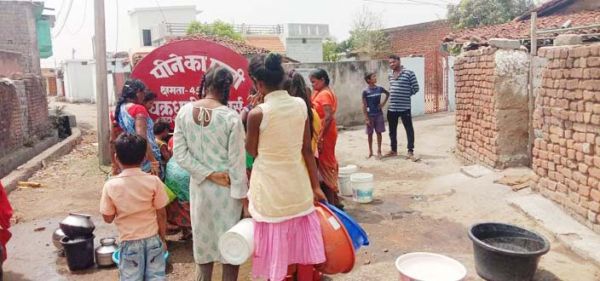 पारागांव में पेयजल समस्या, युवाओं ने की वैकल्पिक व्यवस्था, टैंकर से कर रहे आपूर्ति