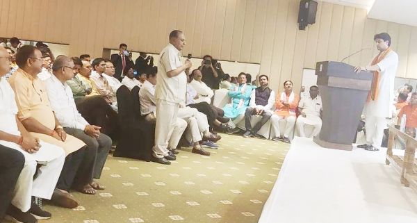 हवाई यात्रा को सस्ता एवं रियायती दर करने की उठी मांग