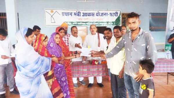 हितग्राहियों को विधायक ने सौंपा भवन अनुज्ञा, जल्द 2 सौ को भी बटेंगे