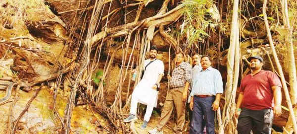 पिलखा पहाड़ को संरक्षित एवं विकसित करने आदित्येश्वर ने वन अफसरों के साथ किया निरीक्षण