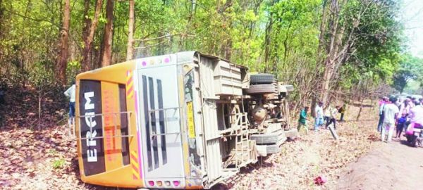 रायगढ़ से अंबिकापुर जा रही यात्री बस पलटी, एक घायल