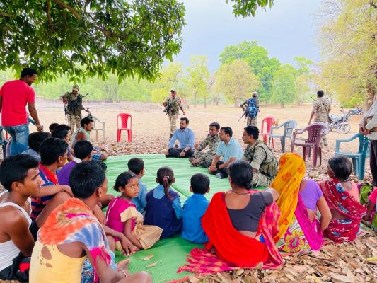 बाइक से नदी पार कर कलेक्टर पहुंचे कुधूर व तुमड़ीवाल