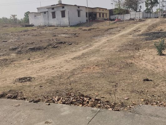 सडक़ अधूरा, निर्माण सामग्री गिराया बाद में उठा ले गये