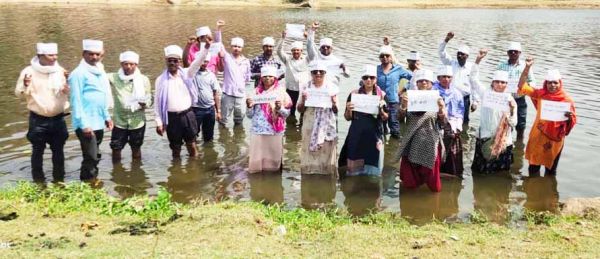 मनरेगा कर्मियों ने हसदेव गंगा में उतरकर किया जल सत्याग्रह