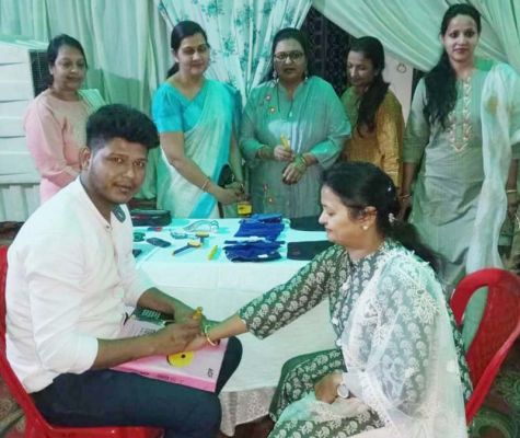 स्वास्थ्य शिविर से लाभान्वित हो रही जनता