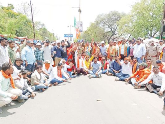 पेयजल संकट के विरोध में भाजपा पार्षदों का प्रदर्शन