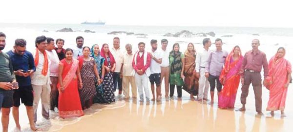 विशाखापटनम से दंतेवाड़ा पहुंचे जनपद सदस्य, कुमारी बाई व कमलेश का फैसला मंगलवार को