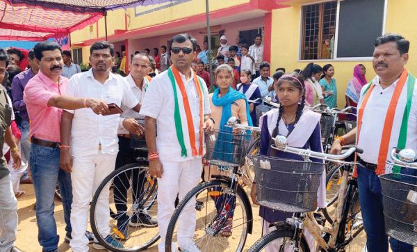 सांसद- विधायक ने बांटी छात्राओं को साइकिल