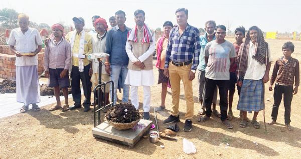 गोठान परिसर में गोबर खरीदी का शुभारंभ