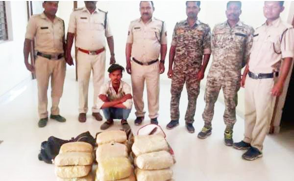 बस से हो रही थी गांजे की तस्करी