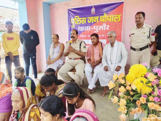 पुलिस जन चौपाल लगाकर अपराधों से बचने किया जागरूक