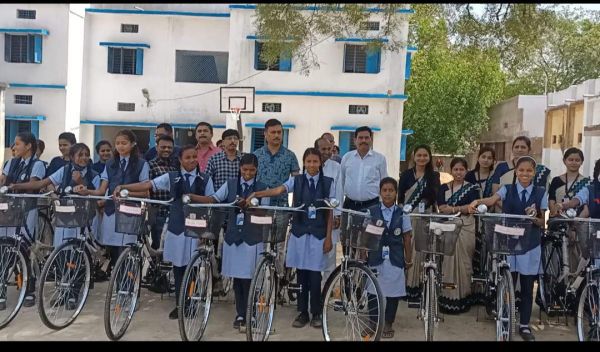 स्वामी आत्मानंद व कन्या विद्यालय की छात्राओं को मिली साइकिल