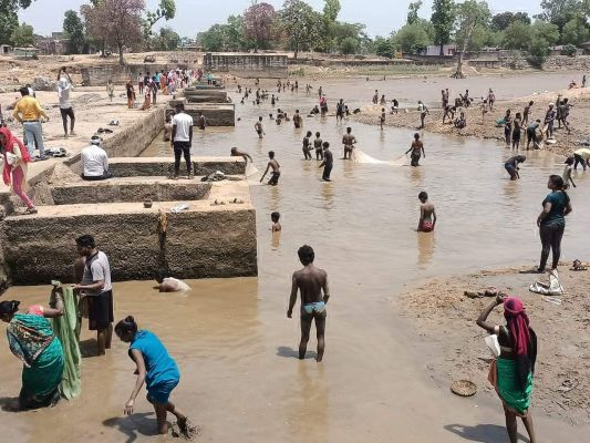 एनीकट में पानी कम होते ही मछली मारने उमड़े लोग