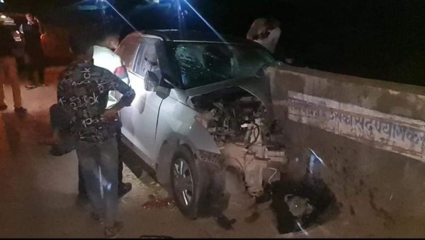 बेकाबू कार पुलिया से टकराई, एक मौत, एक घायल