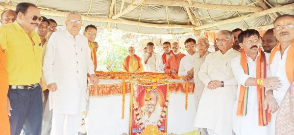 ब्रह्मलीन श्री राम जानकी दास महत्यागी को श्रद्धांजलि देने पहुंचे पूर्व मुख्यमंत्री, नेता प्रतिपक्ष