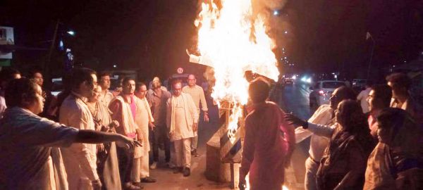पूर्व सीएम ने सीएम को दी आतंकवाद की संज्ञा, विरोध में मंत्री अनिला व विधायक सहित कांग्रेसियों ने फूंका पुतला