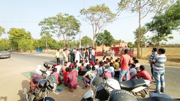 लो वोल्टेज, ग्रामीणों ने किया चक्काजाम