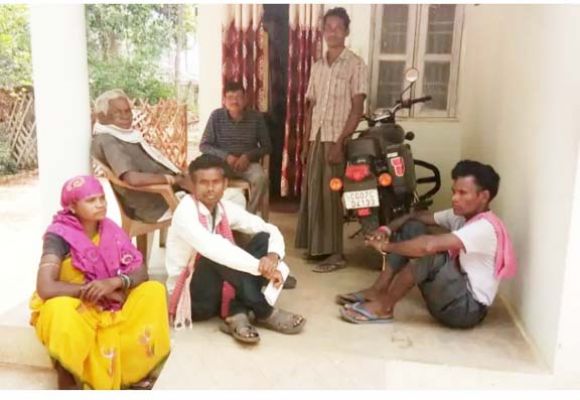 विस्थापन की मांग को लेकर वन अफसर से मिले ग्रामीण